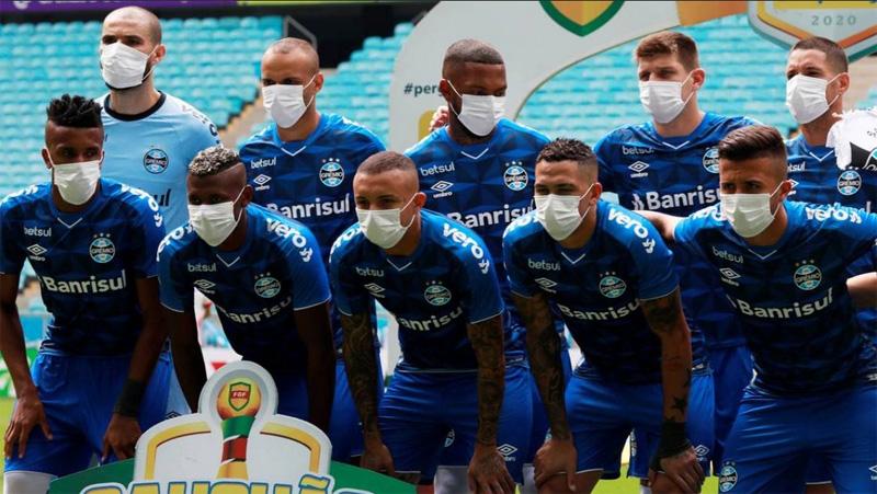 Dipaksa Main, Para Pemain Gremio Masuk Lapangan Pakai Masker