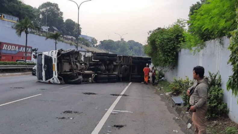 Truk Pengangkut Gas Terguling di Tol TB Simatupang