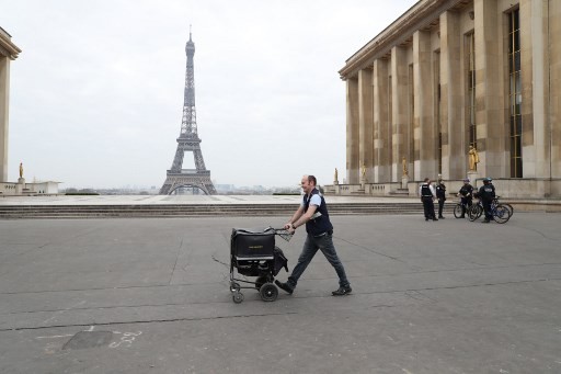Hari Pertama Lockdown di Prancis, Polisi Denda 4.000 Orang yang Tak Tinggal di Rumah