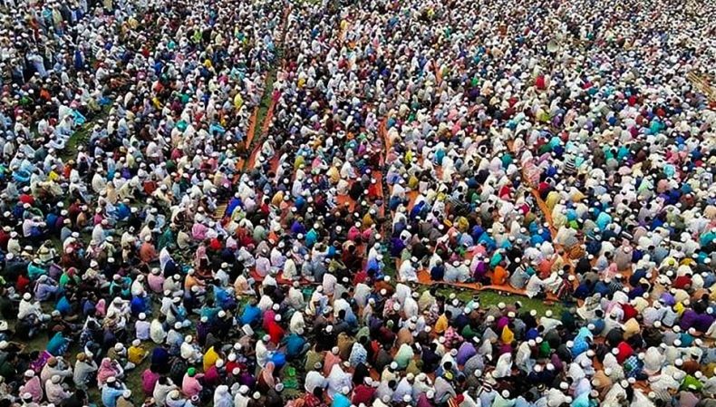 Puluhan Ribu Muslim Bangladesh Doa Bersama agar Dijauhkan dari Korona, Netizen Mengkritik