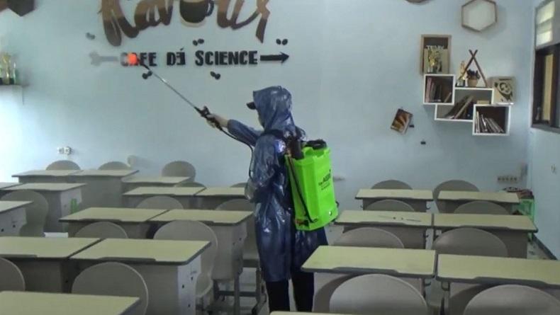 Antisipasi Virus Korona, Sekolah di Jombang Disemprot Disinfektan