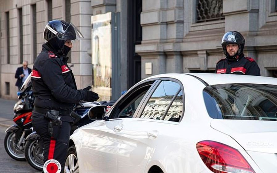 Pasangan di Italia Ditangkap karena Lakukan Seks Dalam Mobil di Tengah Isolasi Korona