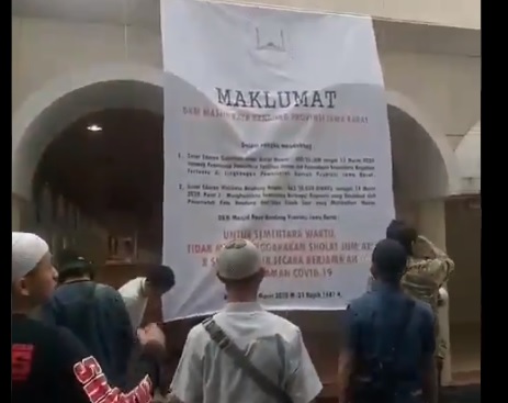 Viral Massa Turunkan Spanduk Maklumat Tidak Salat Jamaah di Masjid Raya Bandung