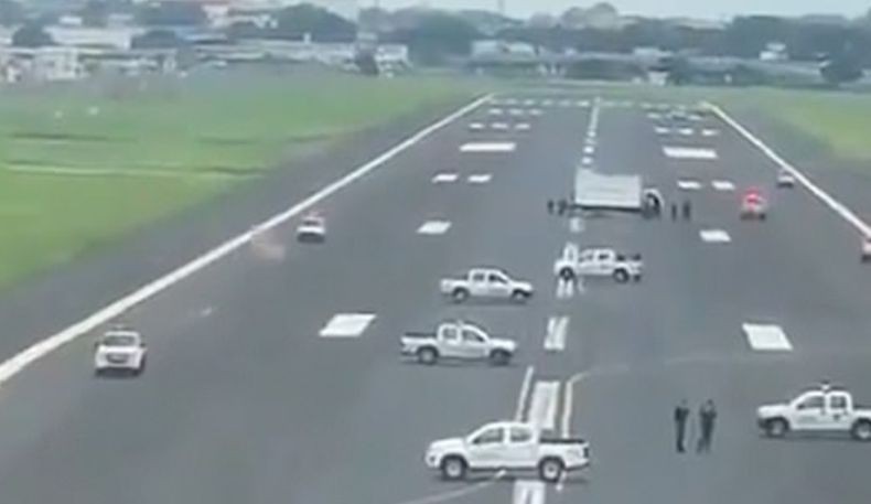 Cegah Korona, Polisi Blokade Bandara Ekuador Pakai Mobil agar Pesawat Asing Tak Mendarat
