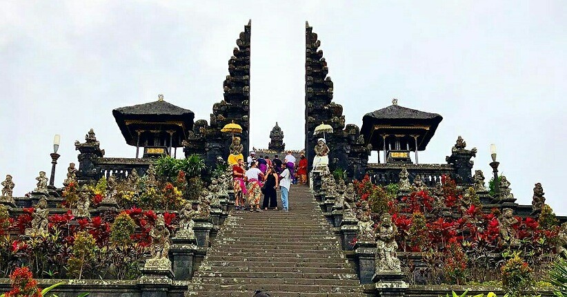 Pura Besakih, Tempat Sakral Sambil Menikmati Keindahan Alam