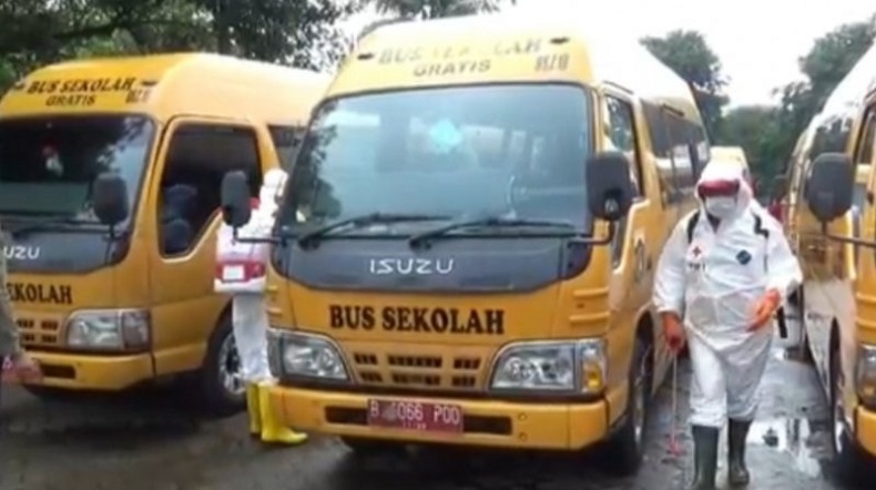 Belasan Bus Sekolah di DKI Dikerahkan Angkut Nakes ke Sentra Vaksinasi Covid -19