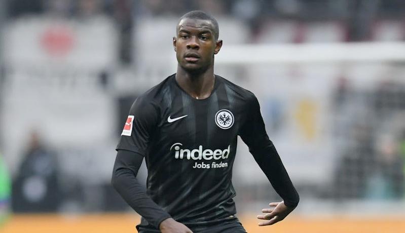 Arsenal dan Liverpool Berebut Bek Muda Frankfurt