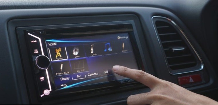 Ingat, Mengakses Layar Sentuh di Mobil saat Berkendara Sangat Berbahaya 