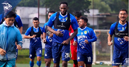 Berlatih Terpisah, Penyerang Asing Persib Positif Covid-19?