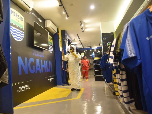 Cegah Penyebaran Covid-19 Fasilitas Milik Persib Disemprot Disinfektan