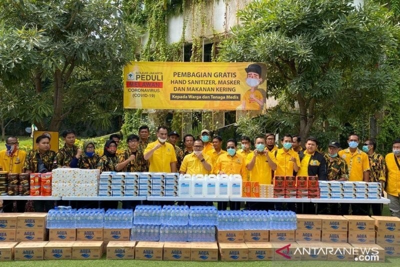 Cegah Corona, Golkar DKI Bagi-Bagi Makanan Ringan dan Vitamin ke Tenaga Medis di 5 RS