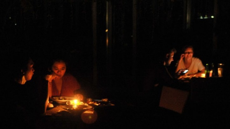 Bali Gelap Gulita saat Nyepi, Ini Penampakan Turis Makan dengan Pencahayaan Lilin