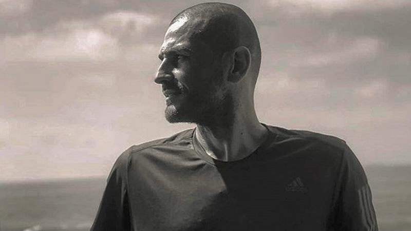 Pamer Kepala Botak, Iker Casillas Beri Pesan Positif di Tengah Virus Corona