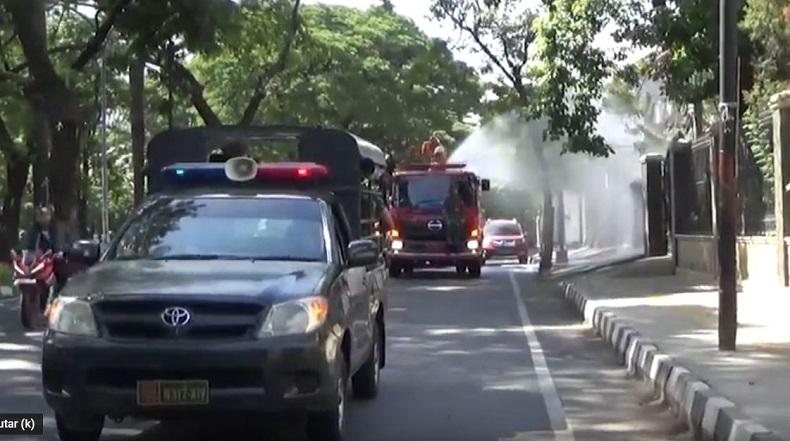 Personel TNI dan Damkar Makassar Semprot Jalan dan Halaman Rumah Warga dengan Disinfektan