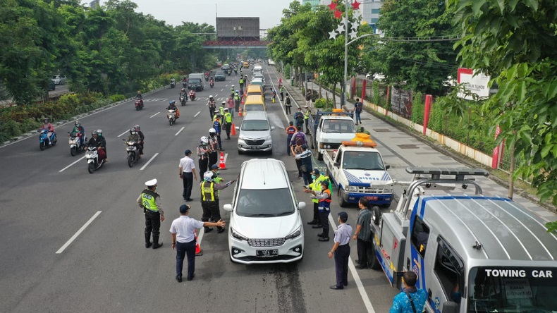 19 Pos Covid-19 di Perbatasan Surabaya, Semua Kendaraan Disemprot Disinfektan
