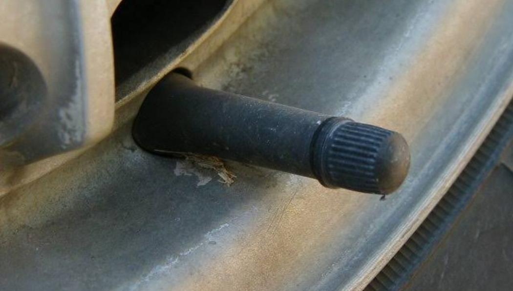 Jangan Anggap Enteng Pentil Ban Motor Hilang, Jika Dibiarkan Ini yang Terjadi