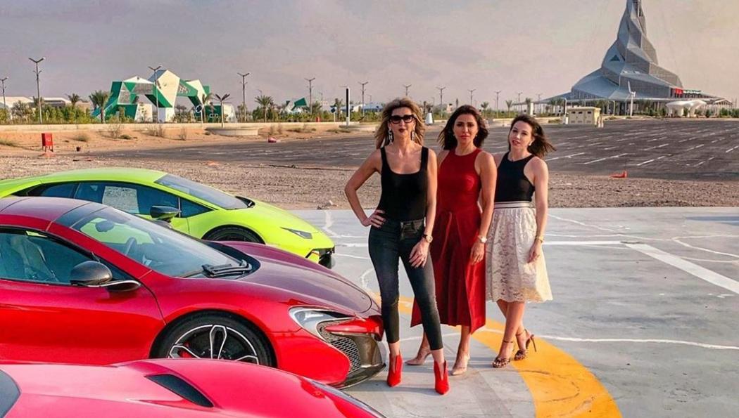 Komunitas Mobil Mewah Ini Berisikan Perempuan Cantik dan Seksi
