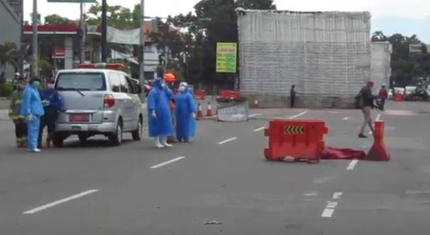 Seorang Pria Tergeletak di Tengah Jalan, Warga Bandung Takut Terkena Covid-19