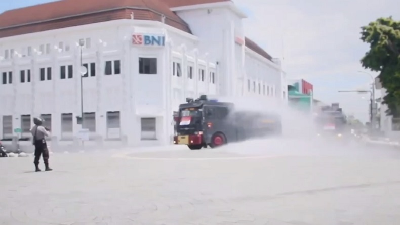 10 Water Cannon Polda DIY Turun ke Jalan Semprotkan Disinfektan