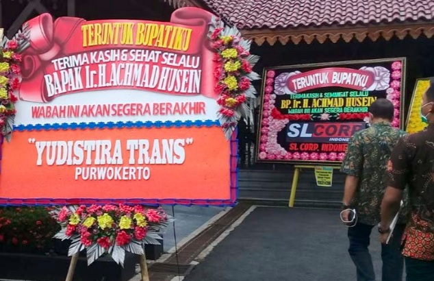 Bupati Banyumas Banjir Karangan Bunga Usai Pimpin Pemakaman Jenazah Pasien Corona