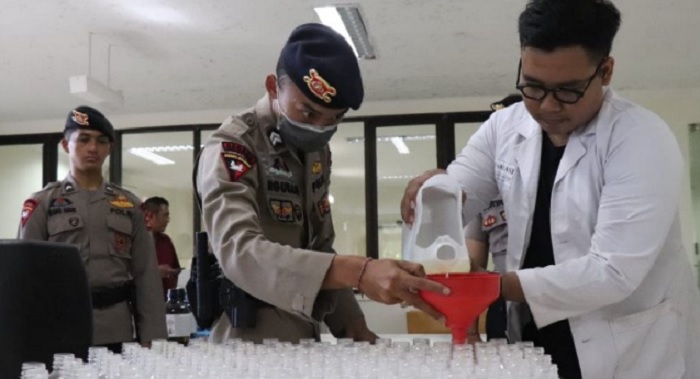 Cegah Corona, Polres Bangli Bagikan Hand Sanitizer dari Arak Bali