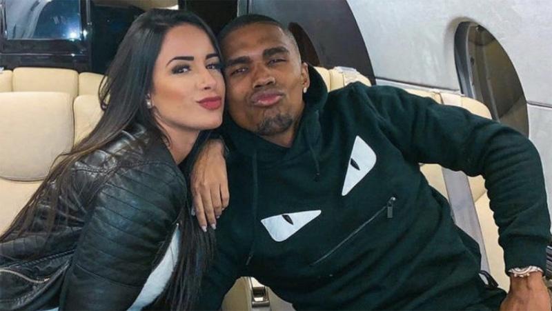 Keluyuran Bareng Pacar Seksi, Douglas Costa Dihujat Para Fans