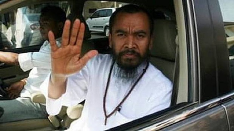 2 Crazy Rich yang Hidup Sederhana, Masih Gunakan HP Jadul