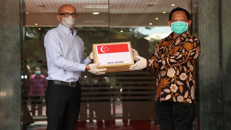 Mendagri Tito Karnavian Terima Bantuan Alat Tes Covid-19 dari Dubes Singapura