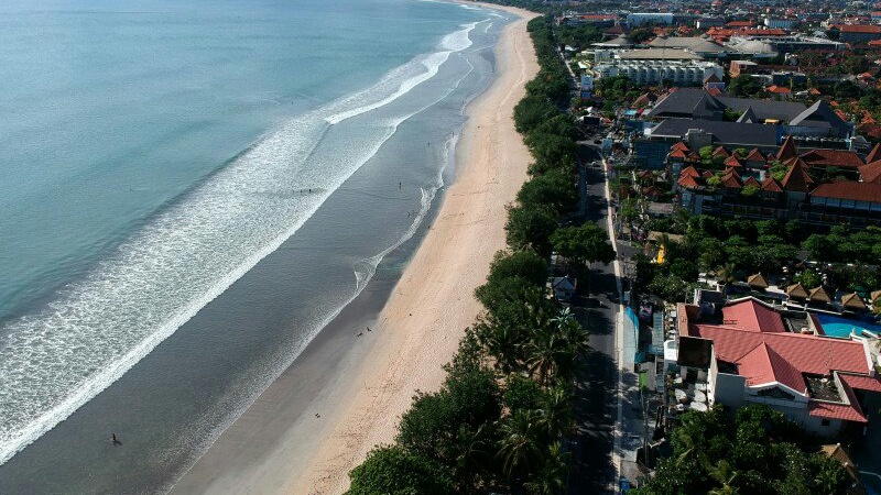 Banyak Wisatawan Bandel, 40 Titik Akses Masuk Pantai Kuta Ditutup Portal