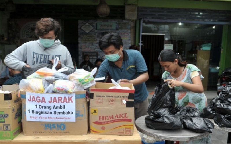 Patut Dicontoh, Warga Bali Ini Gratiskan Sembako dan Nasi Goreng di Lapaknya