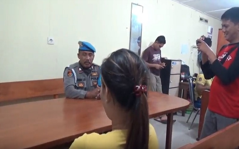 Diminta Jaga Jarak, Pasangan Selingkuh Ini Malah Asyik Berduaan di Kamar Kos
