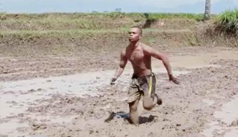 Pemain Persib Isi Waktu dengan Berlatih di Sawah