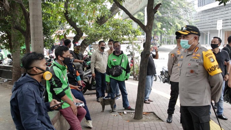 PSBB Berlaku, Polres Jakbar Bagikan Makanan Gratis ke Warga