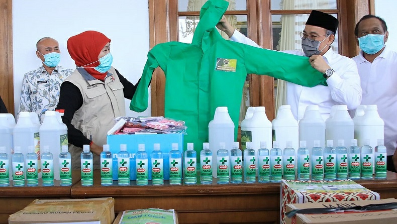 Madrasah Sumbang  APD dan Hand Sanitizer ke Pemprov Jatim untuk Tangani Corona