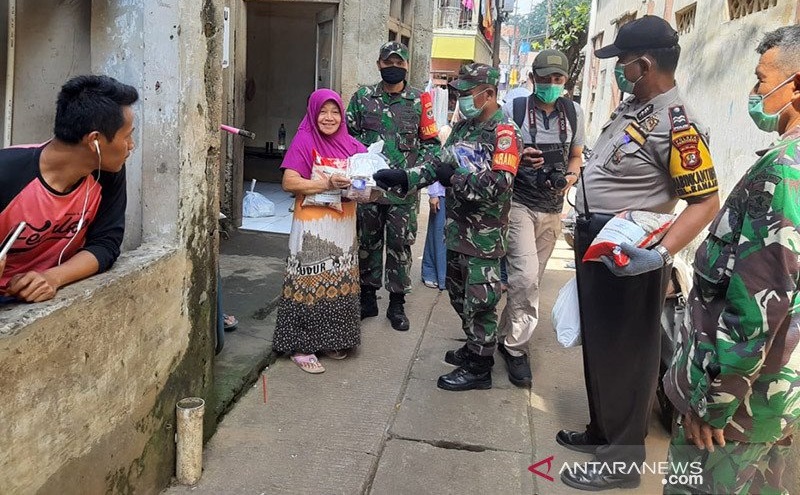 Hari Pertama PSBB, 1.000 Paket Sembako Disalurkan di Kebayoran Lama