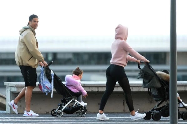 Bosan di Apartemen, Ronaldo Sewa Villa Mewah untuk Isolasi Mandiri 