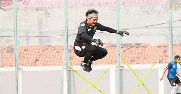 Kiper Bhayangkara FC Latihan Fisik di Hutan saat Pandemi Virus Corona