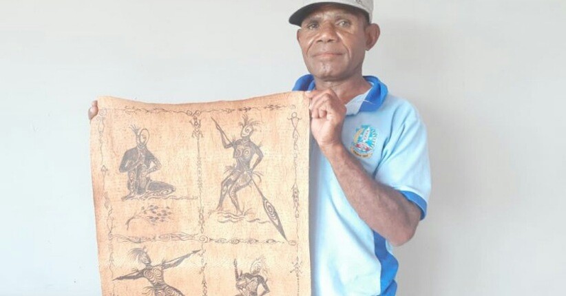 Pelukis Kayu Tetap Buat Lukisan di Tengah Wabah Covid-19