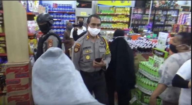 Aktivitas Belanja di Toko Ritel Kota Makassar Dibubarkan karena Masih Ramai hingga Malam