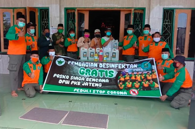 Cegah Corona, PKB Jateng Bagikan Masker dan Disinfektan ke Warga