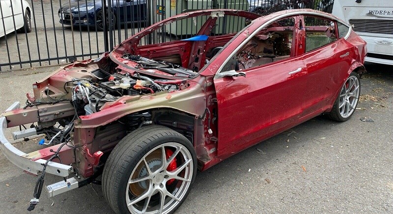 Viral Pria Ini Lelang Tesla Model 3 yang Sudah Ringsek