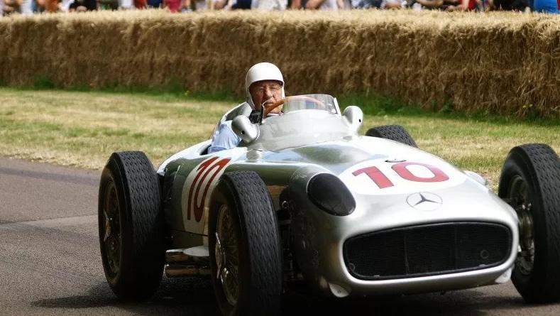 Lewis Hamilton Sampaikan Dukacita atas Meninggalnya Stirling Moss