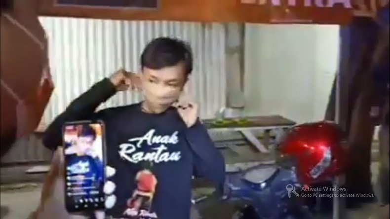 Petugas Gabungan TNI-Polri di Makassar Bubarkan Warga Nongkrong di Warkop