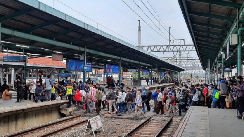 PSBB DKI Hari Keenam, Aktivitas Masyarakat di Stasiun Manggarai Masih Tinggi