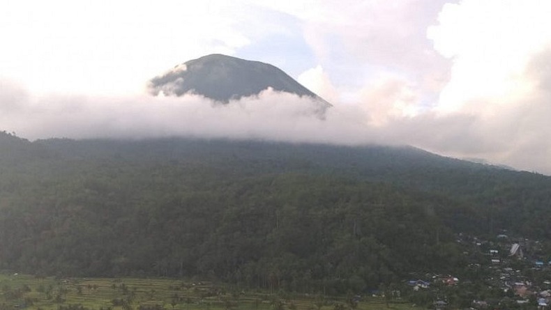 Warga Diminta Hindari Radius 1,5 Km dari Kawah Gunung Lokon Tomohon