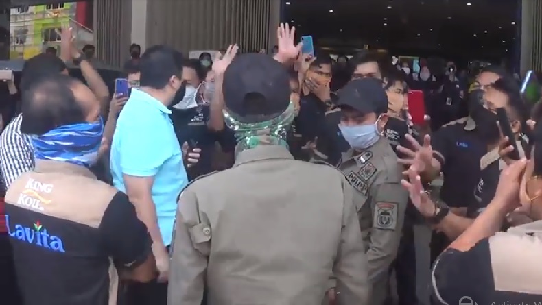 Penertiban Jam Operasional Jelang PSBB, Satpol PP di Makassar Diusir Ratusan Karyawan Toko
