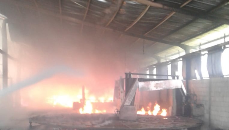 Kebakaran Hebat di Pabrik Meubel Medan Marelan, 2 Orang Pekerja Terluka