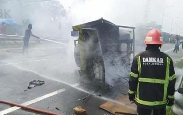 Kecelakaan Maut di Tol Belmera, Truk Terbalik dan Terbakar, Sopir Tewas