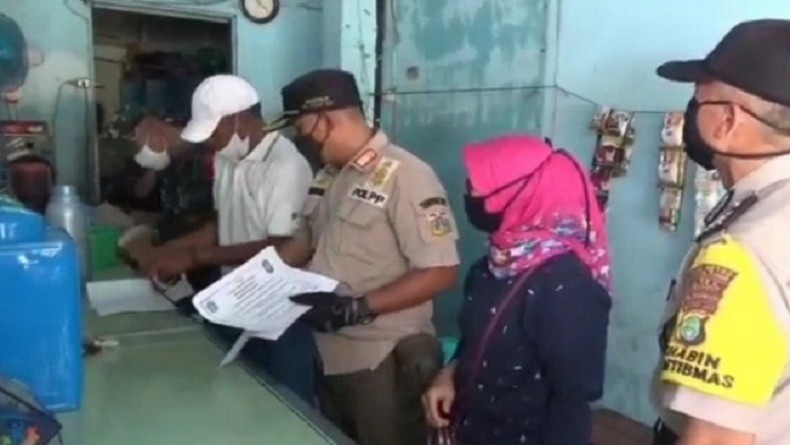 Warung dan Restoran di Jakarta Timur Ditempeli Stiker Larangan Makan di Tempat