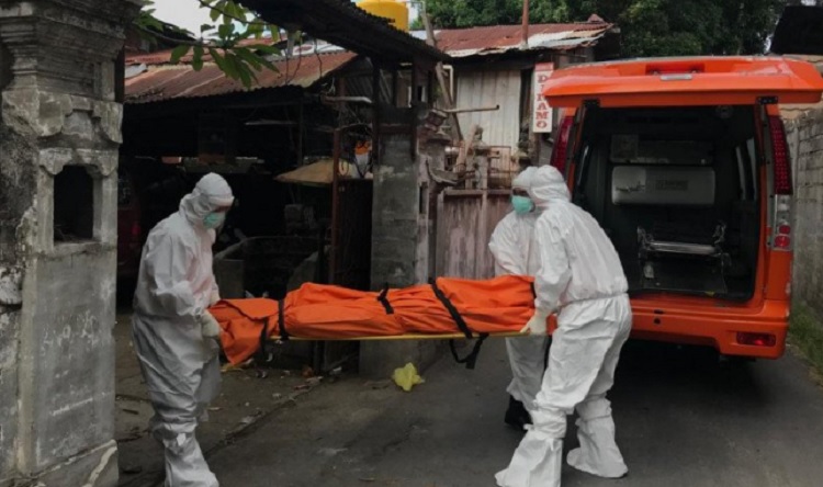 Geger Guru SD di Denpasar Meninggal di Teras Rumah, Jasad Dievakuasi Tim Medis Berbaju Hazmat